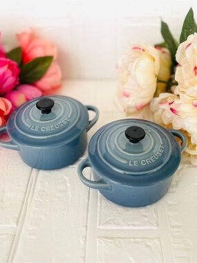 New Le Creuset Stoneware Mini Cocotte Pair with Lid Chambray 10cm Set of 2